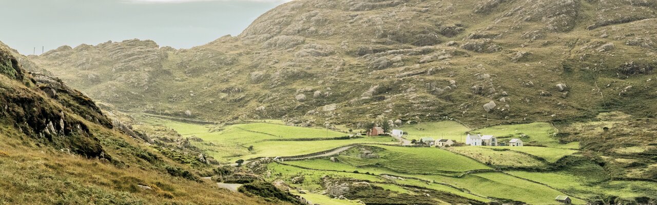 grüne Hügel an der Küste zwischen Eyeries und Allihies auf der Beara Halbinsel in Irland