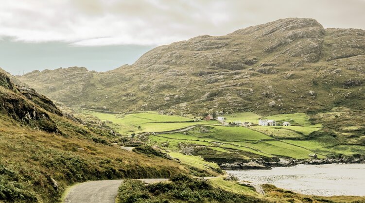 grüne Hügel an der Küste zwischen Eyeries und Allihies auf der Beara Halbinsel in Irland