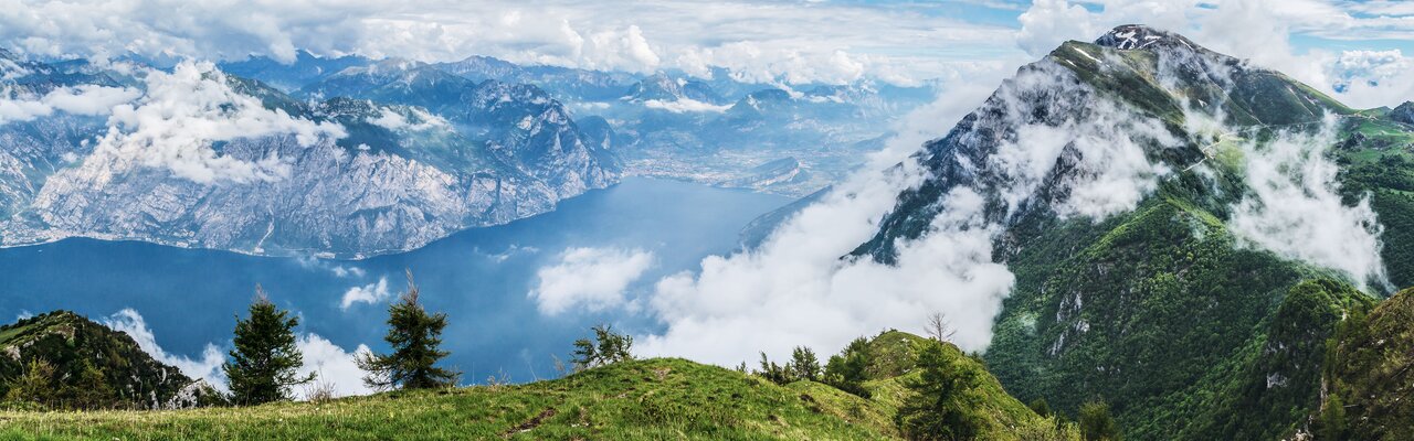 Blick vom Monte Baldo auf den Gardasee in Italien
