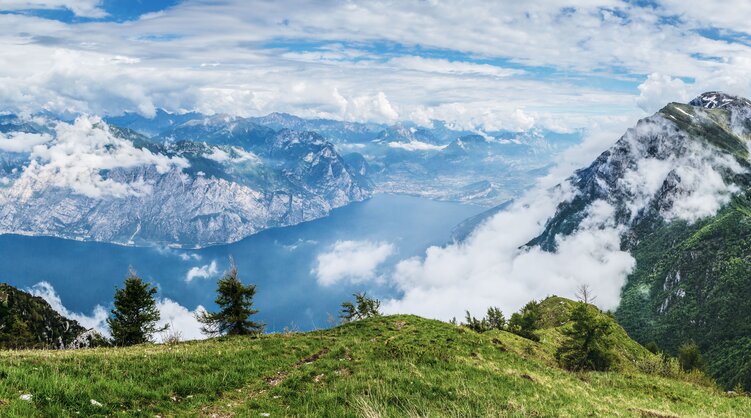 Blick vom Monte Baldo auf den Gardasee in Italien