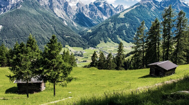 Blick auf Wiesen, Hütten und Berge im Stubaital in Österreich