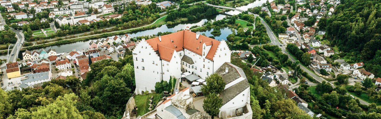 Das Schloss Rosenburg in Riedenburg auf dem Altmühltal Panoramaweg. 