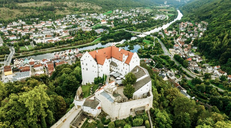 Das Schloss Rosenburg in Riedenburg auf dem Altmühltal Panoramaweg. 