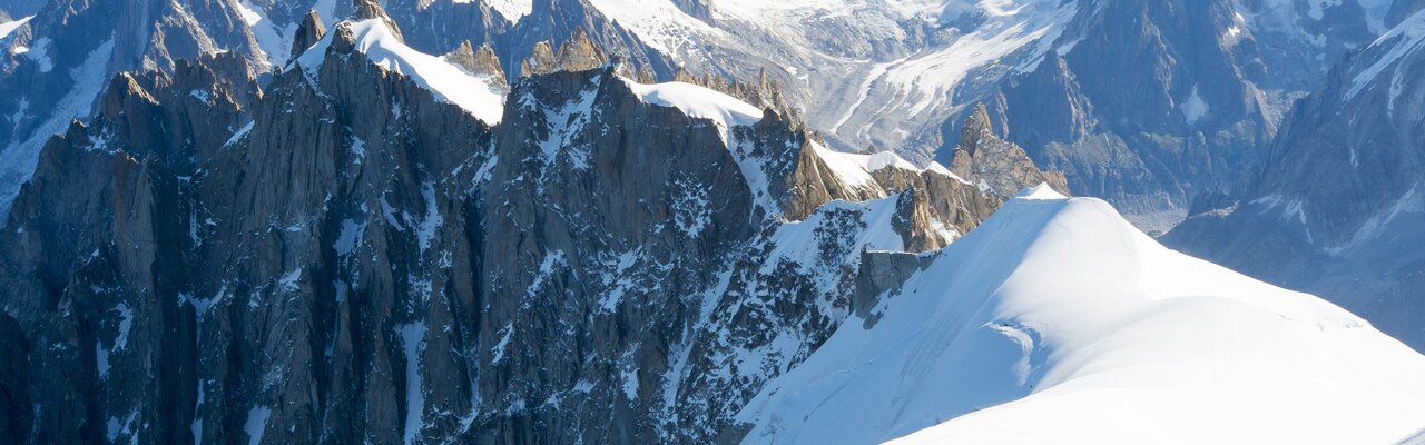 verschneiter Gipfel des Mont Blanc mit Wanderern