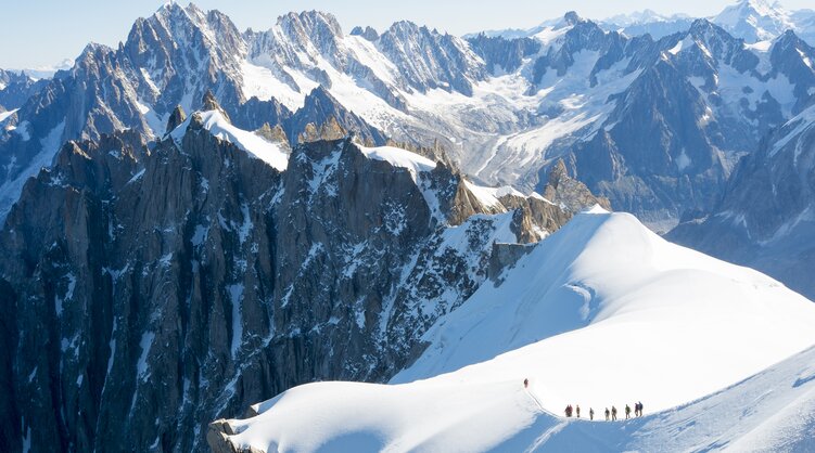 verschneiter Gipfel des Mont Blanc mit Wanderern
