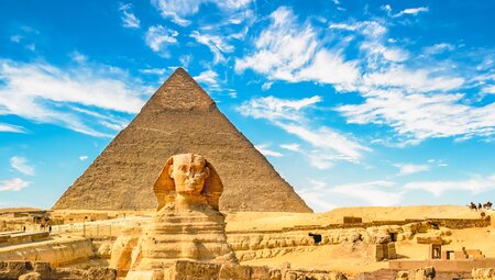 Pyramiden von Gizeh mit Sphinx