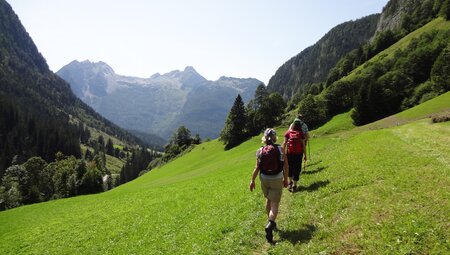 Wanderer mit Bergkulisse