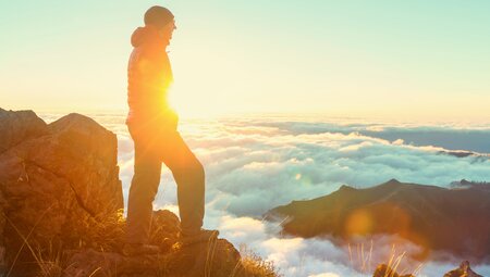Wanderer im Sonnenuntergang in der Bergwelt Madeiras