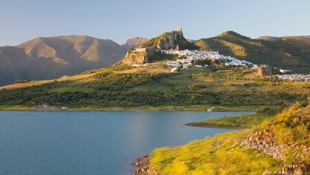 Stausee mit Blick auf Zahara