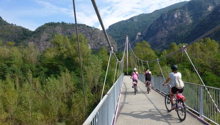Losone Radtour über eine Brücke