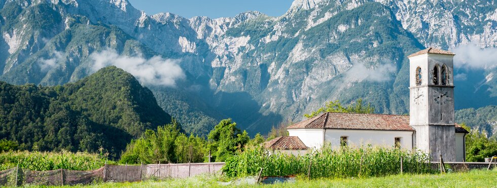 Kleine Kirche entlang des Alpe-Adria-Radwegs in Italien