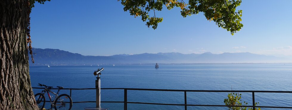Fahrrad am Bodenseeufer in Lindau