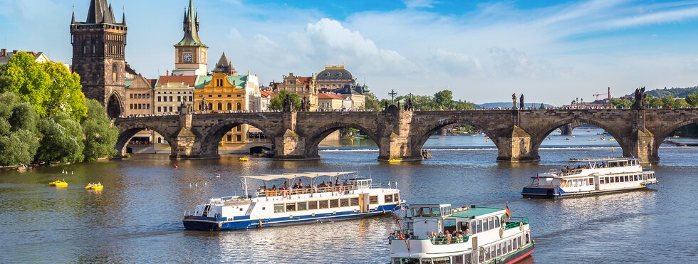 Schiffe vor der Karlsbrücke, Prag