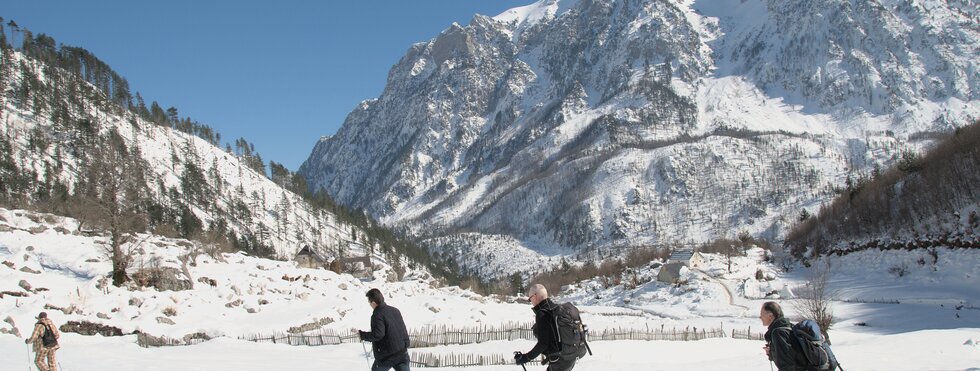 Schneeschuhwanderer vor Bergkulisse 