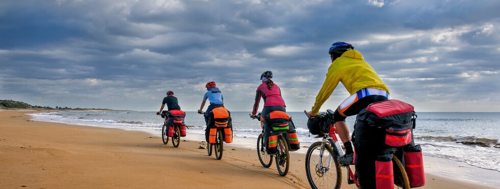 Fahrradfahrer am Strand in Zypern