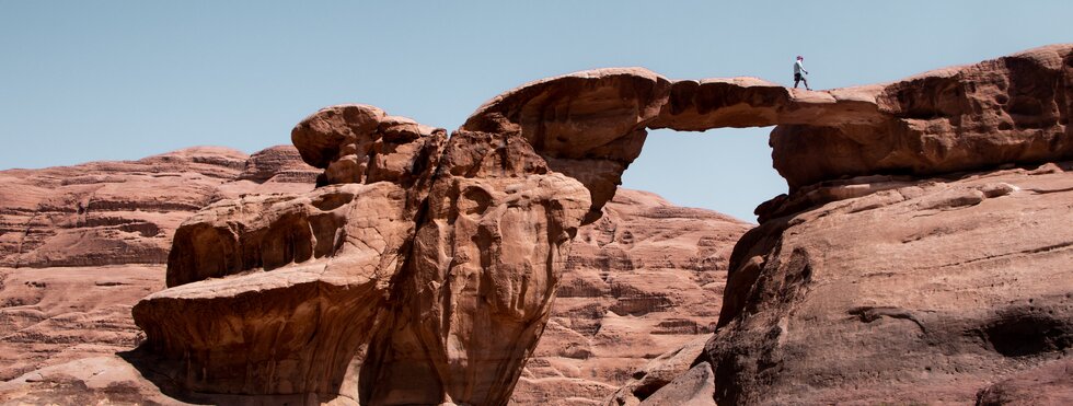 Wanderer auf der Burdah Felsenbrücke