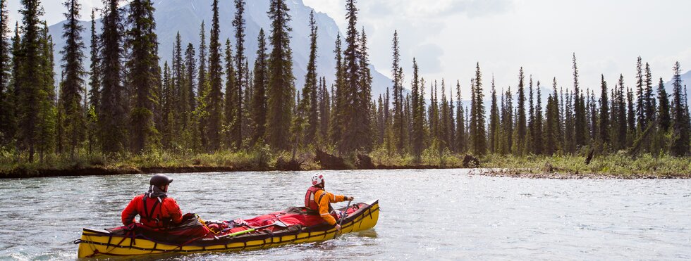 Zwei junge Kanufahrer im Yukon